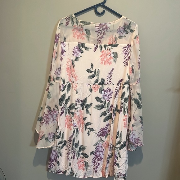 Absolutely Gorgeous Dress! Sleeves are Stunning!!! Excellent Condition - Picture 5 of 5